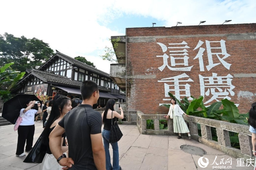 游客们在下浩里老街打卡。人民网 邹乐摄