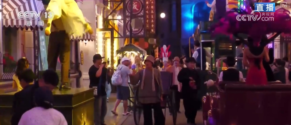 “一秒入戏”穿越、亭台楼阁火树银花 多样“夜”态激活消费新活力__“一秒入戏”穿越、亭台楼阁火树银花 多样“夜”态激活消费新活力