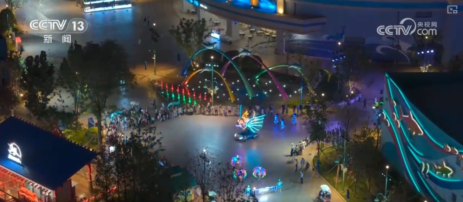 _“一秒入戏”穿越、亭台楼阁火树银花 多样“夜”态激活消费新活力_“一秒入戏”穿越、亭台楼阁火树银花 多样“夜”态激活消费新活力
