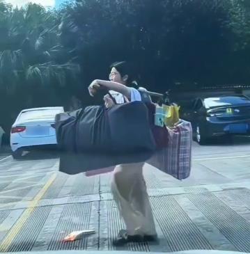 高考结束挑行李回家的女生发声：暑期想找兼职或摆摊卖凉粉，未来想当老师