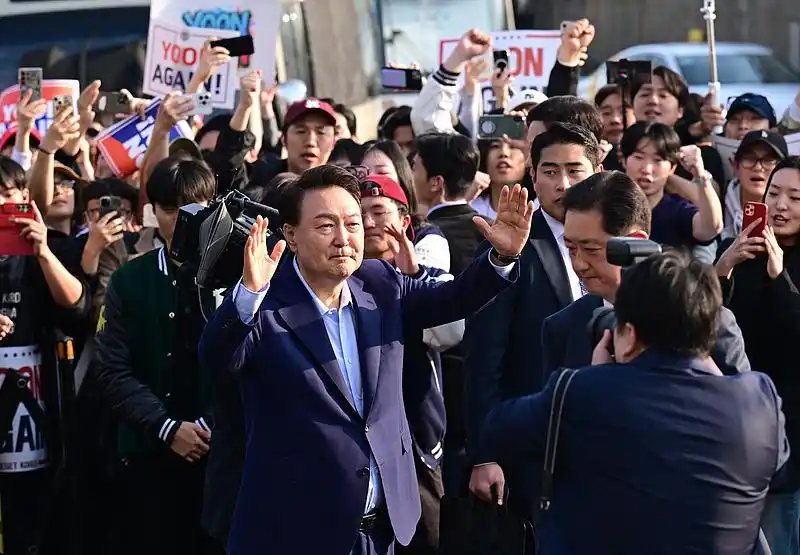 8次发言6提“荒唐” 尹锡悦内乱案首场公审细节公布_8次发言6提“荒唐” 尹锡悦内乱案首场公审细节公布_