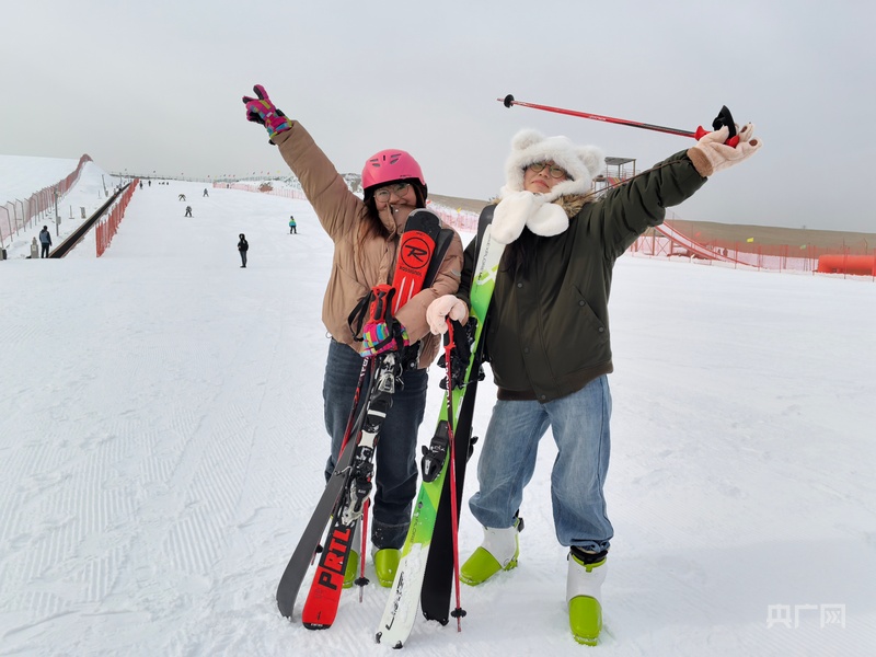 新疆：“沙海嬉雪”  冰雪产业迸发“新”活力