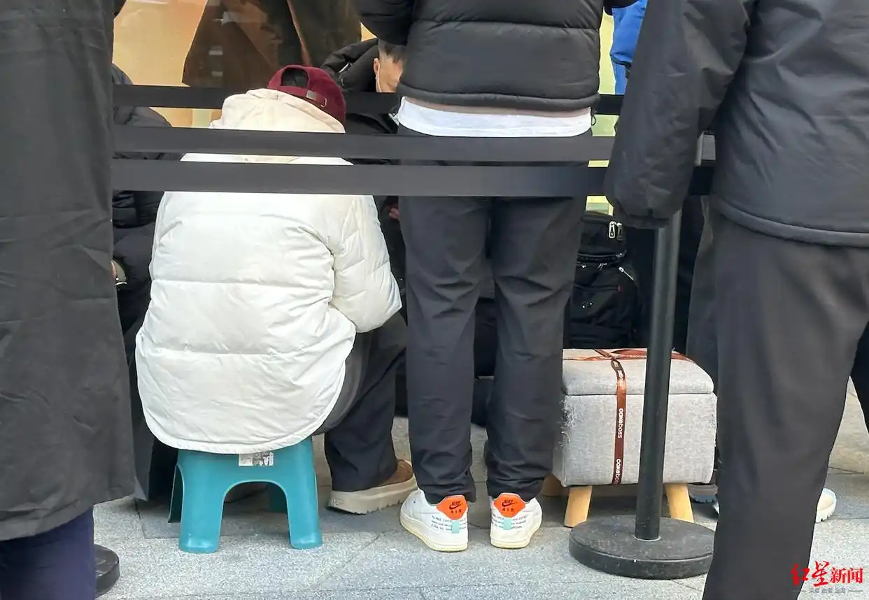 _金价暴涨下众生相：有人排队8小时买老铺黄金，有人几年前买的黄金价格几乎翻倍_金价暴涨下众生相：有人排队8小时买老铺黄金，有人几年前买的黄金价格几乎翻倍