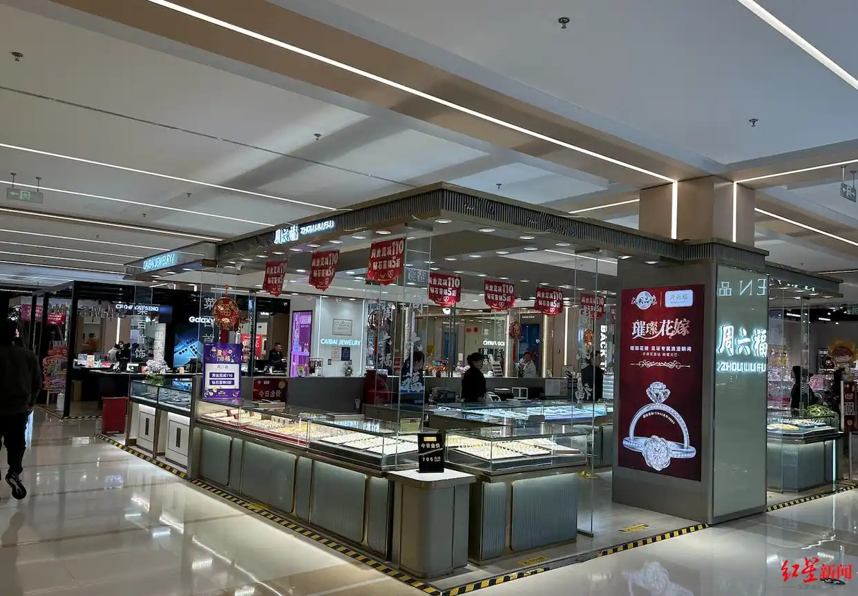 金价暴涨下众生相：有人排队8小时买老铺黄金，有人几年前买的黄金价格几乎翻倍__金价暴涨下众生相：有人排队8小时买老铺黄金，有人几年前买的黄金价格几乎翻倍