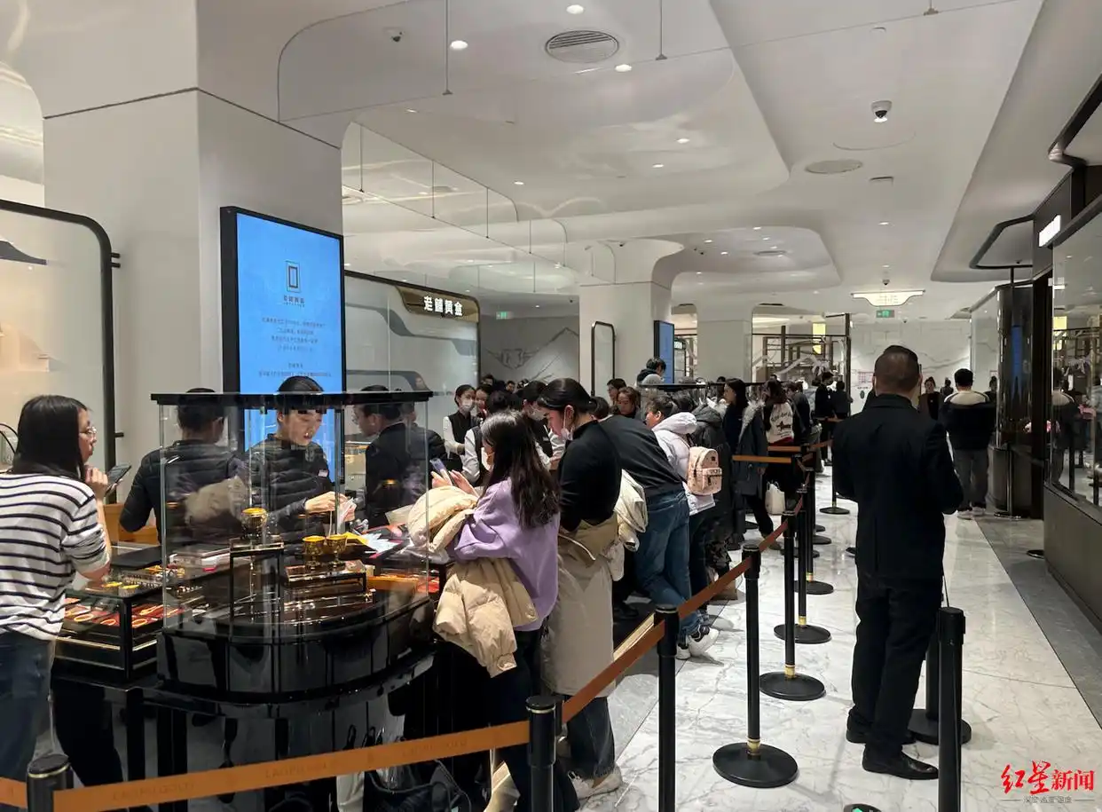 金价暴涨下众生相：有人排队8小时买老铺黄金，有人几年前买的黄金价格几乎翻倍_金价暴涨下众生相：有人排队8小时买老铺黄金，有人几年前买的黄金价格几乎翻倍_