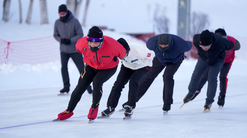 新春走基层丨“一老一小” 的冰雪欢乐颂__新春走基层丨“一老一小” 的冰雪欢乐颂
