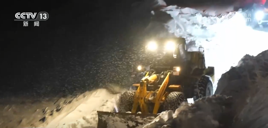 服务队温暖护航风雪转场路 现代化转型托起牧民新生活__服务队温暖护航风雪转场路 现代化转型托起牧民新生活