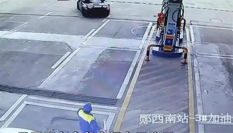 加油逃单报警给追回吗__宝马女司机撞保时捷男司机