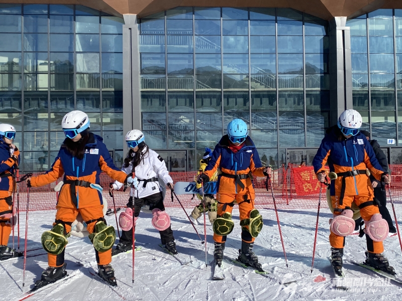 台湾青年在新疆感受冰雪运动魅力