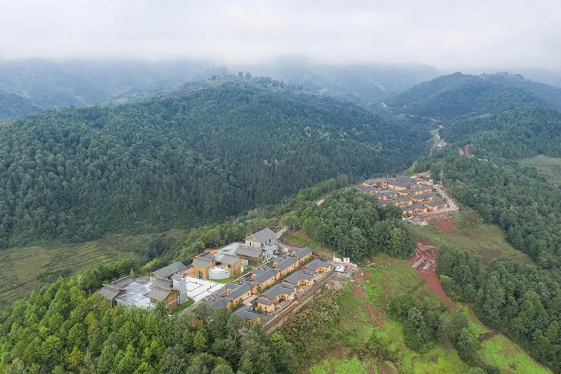 2020年10月13日拍摄的三河村新村聚居点。