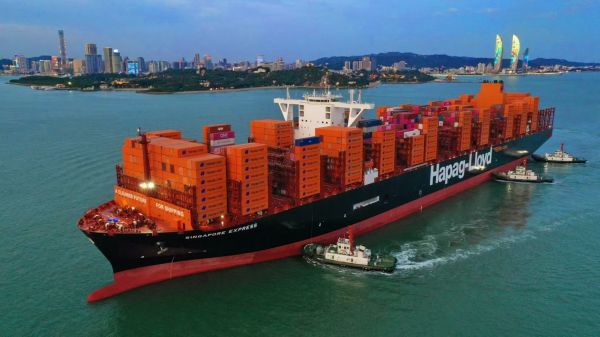 在厦门港航行的集装箱船舶