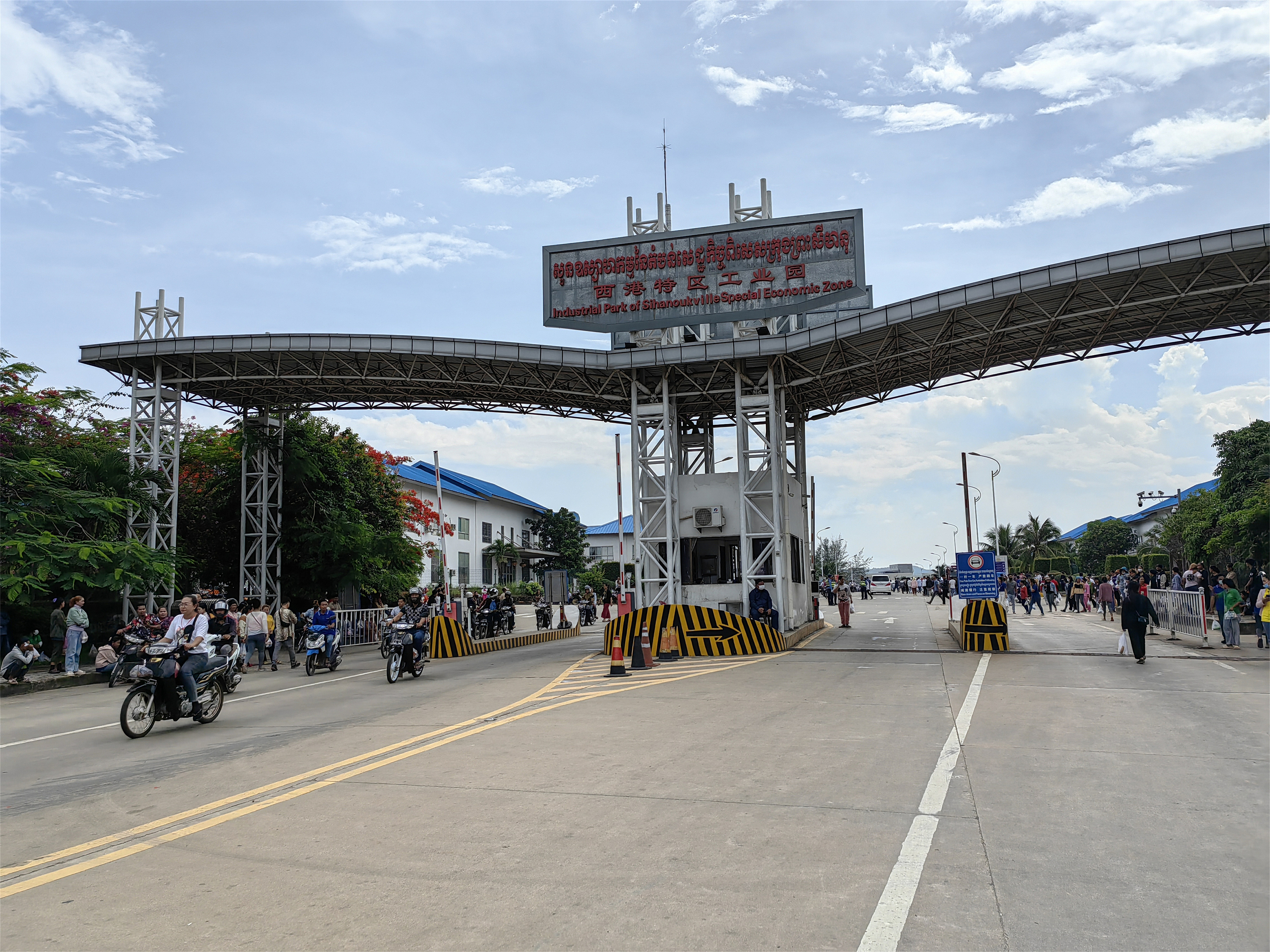 当地时间2023年5月22日，西哈努克港经济特区工人下班情景。