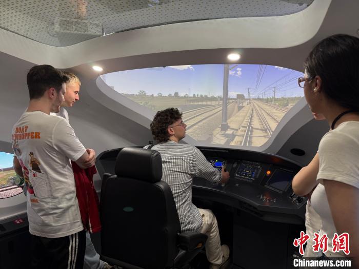 德国师生探访大熊猫故里：真实的中国不该只在旧课本中