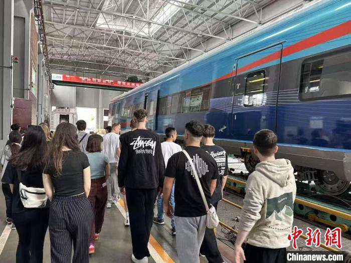 旧故里草木深的意思_雨纷纷旧故里草木深图片_