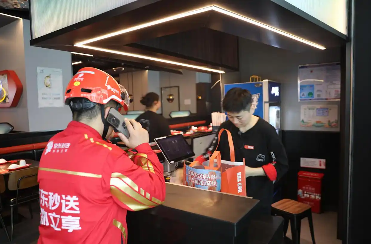 外卖平台“三国杀”开新局:有骑手转跑京东称单价稍高,有商家仍在观望比较服务质量__外卖平台“三国杀”开新局:有骑手转跑京东称单价稍高,有商家仍在观望比较服务质量