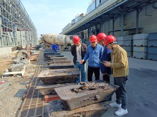 李水根博士在厂区和技术人员交流