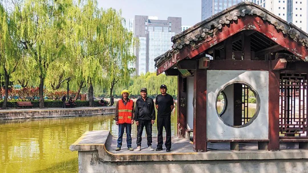 【京华好风气】跳湖救人“迷彩帽”多次施救从不留名_北京时间