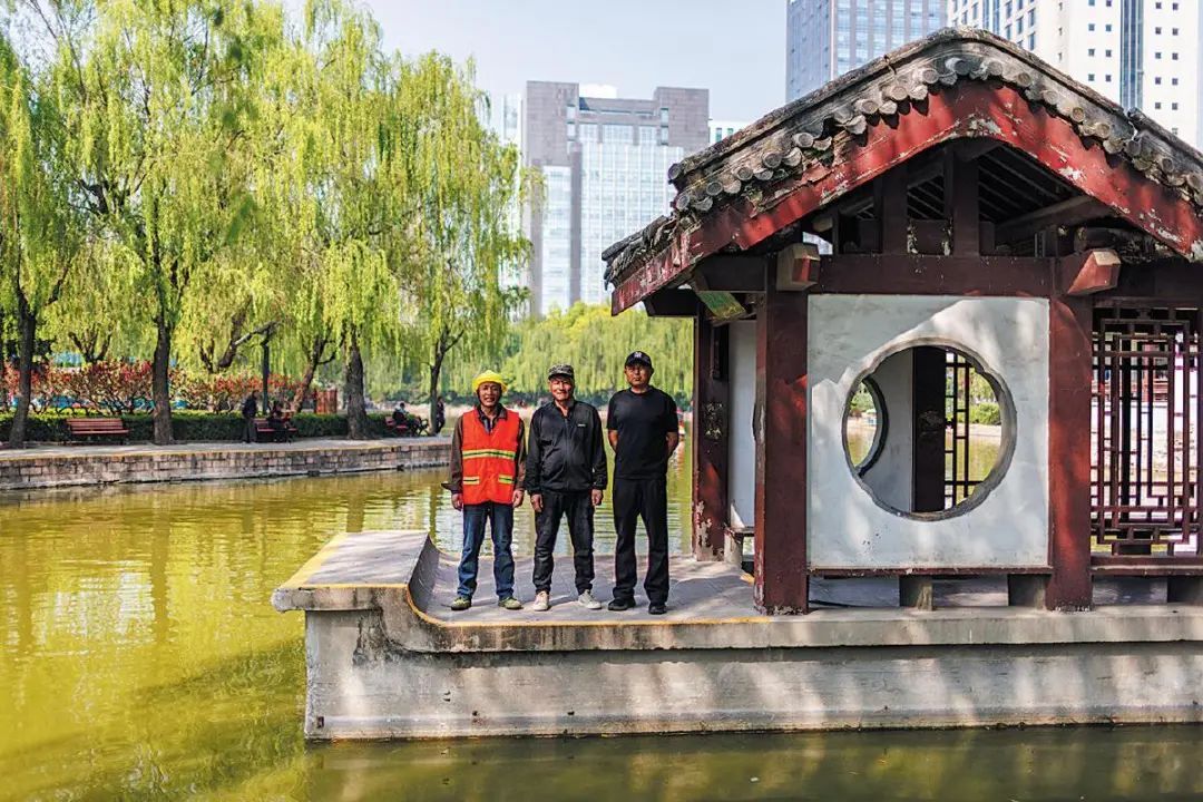 _【京华好风气】跳湖救人“迷彩帽”多次施救从不留名_北京时间_【京华好风气】跳湖救人“迷彩帽”多次施救从不留名_北京时间