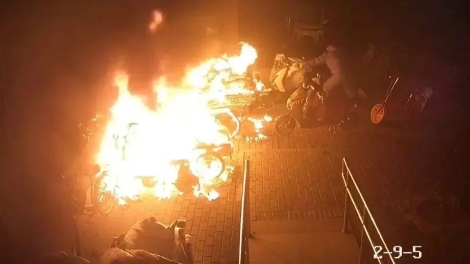 【京华好风气】午夜突然起火！北京这小区，他们不顾安危出手！_北京时间