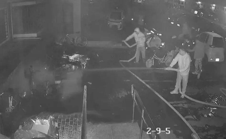 北京一小区凌晨起火_北京一小区突发大火_