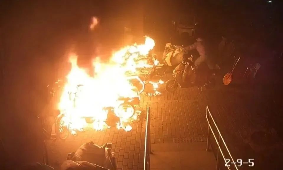 北京一小区凌晨起火__北京一小区突发大火