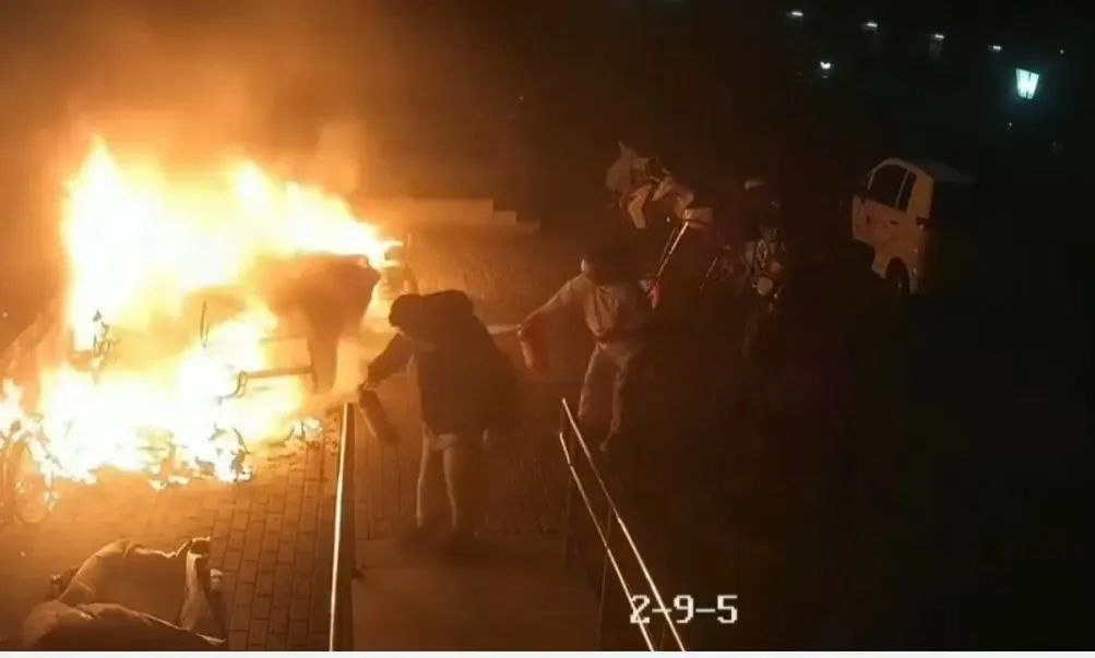 北京一小区突发大火_北京一小区凌晨起火_