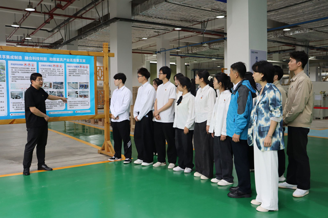 走出小课堂,融入大社会 青春映照在谁的身上?