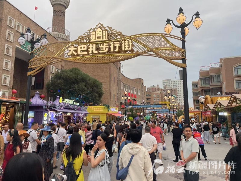 沿着高速看新疆丨火热“夜”态点亮丝路会客厅