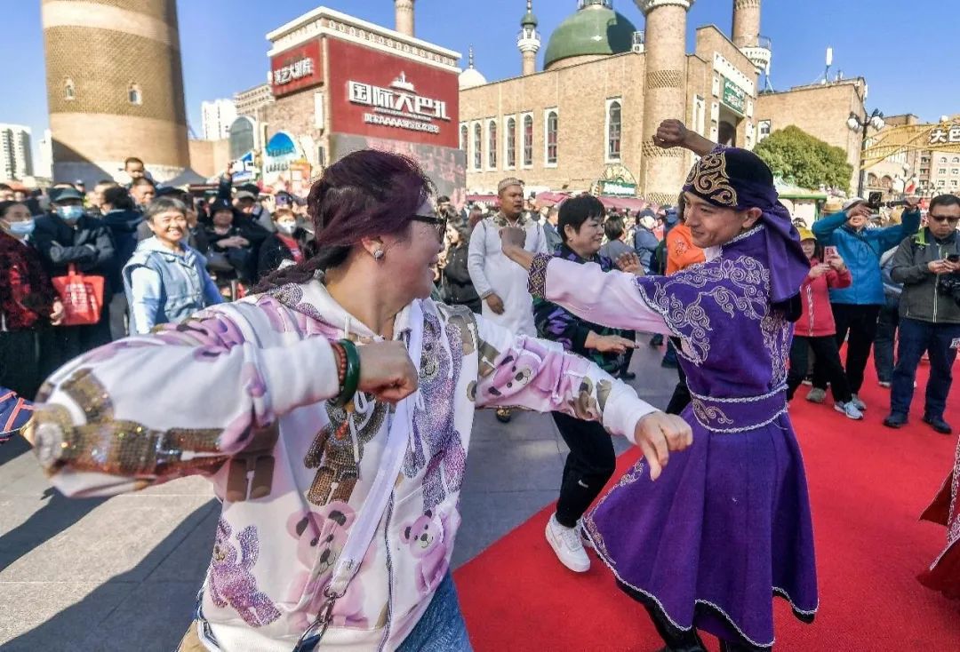 民族团结之花绽放在“新疆之窗”