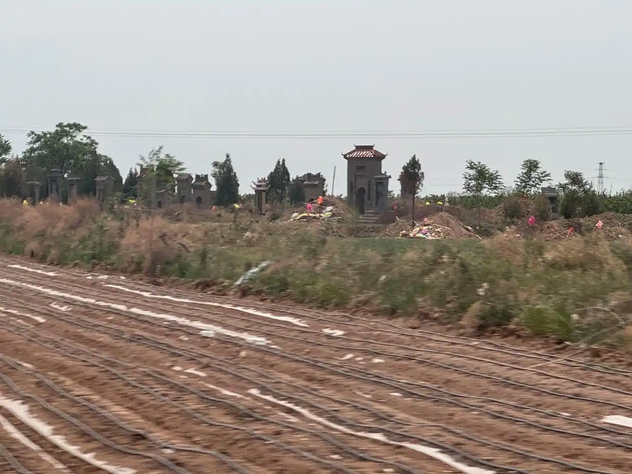 “生母继父杀子案”发生2年后：邻居称孩子外婆曾几月不出门，男孩生前常被“管教”