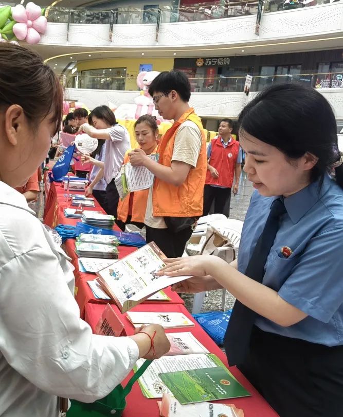 _民法典同行的手抄报_民法典与我们同行报道