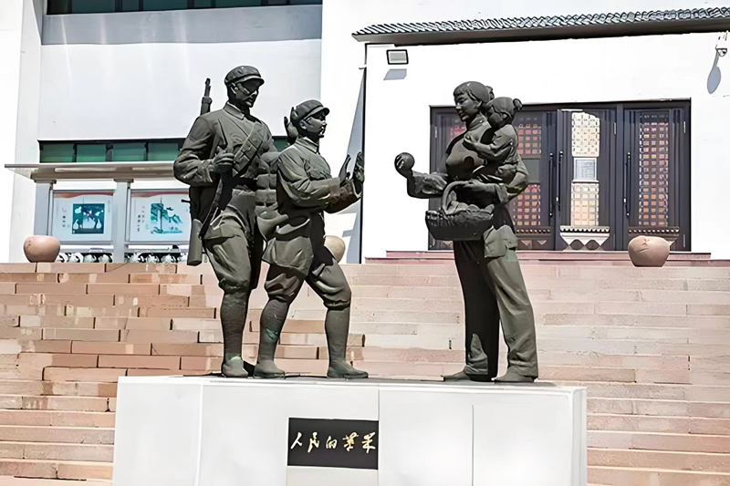 锦州苹果廉政文化展览馆前的《人民的苹果》主题雕塑。（由辽沈战役纪念馆供图）